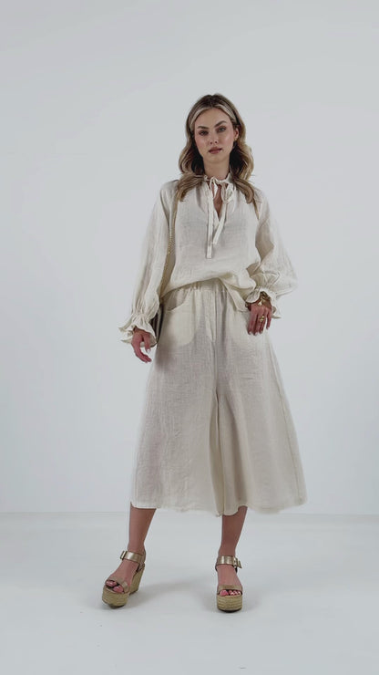 Lniana koszula z falbanką i marszczeniem – naturalna elegancja w stylu boho