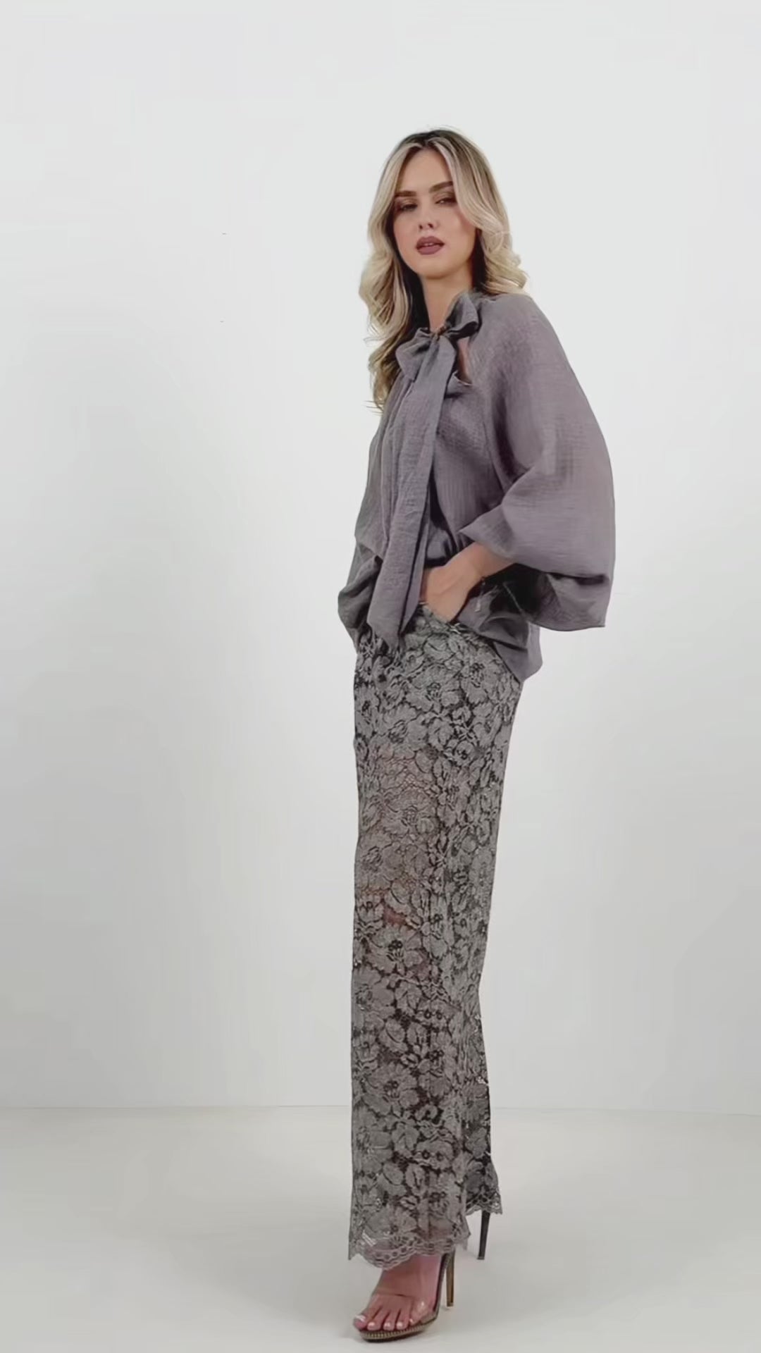 Loose lace trousers with pockets and elastic waist