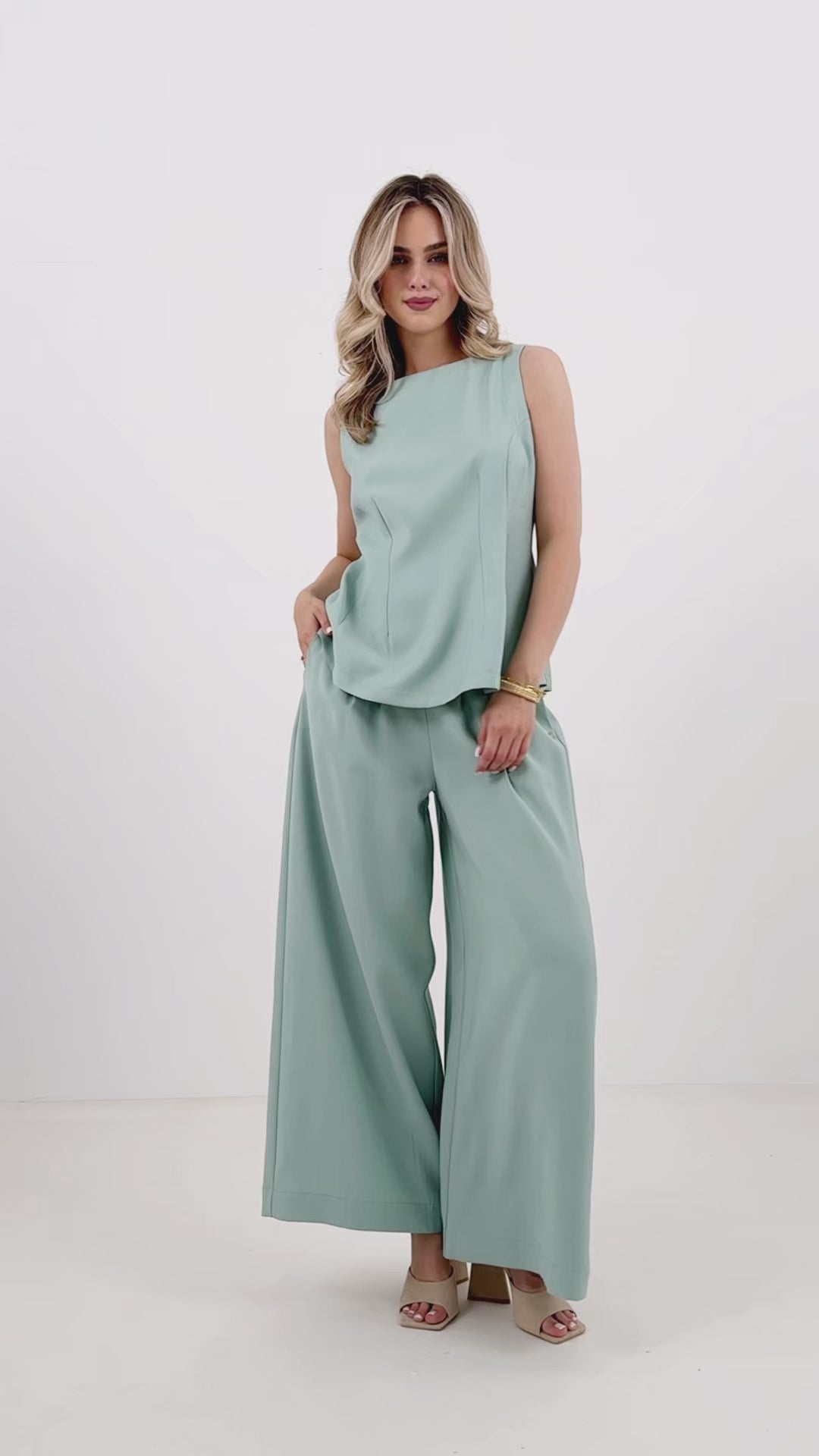 Taliowany top bez rękawów z półokrągłym dekoltem – elegancki minimalizm
