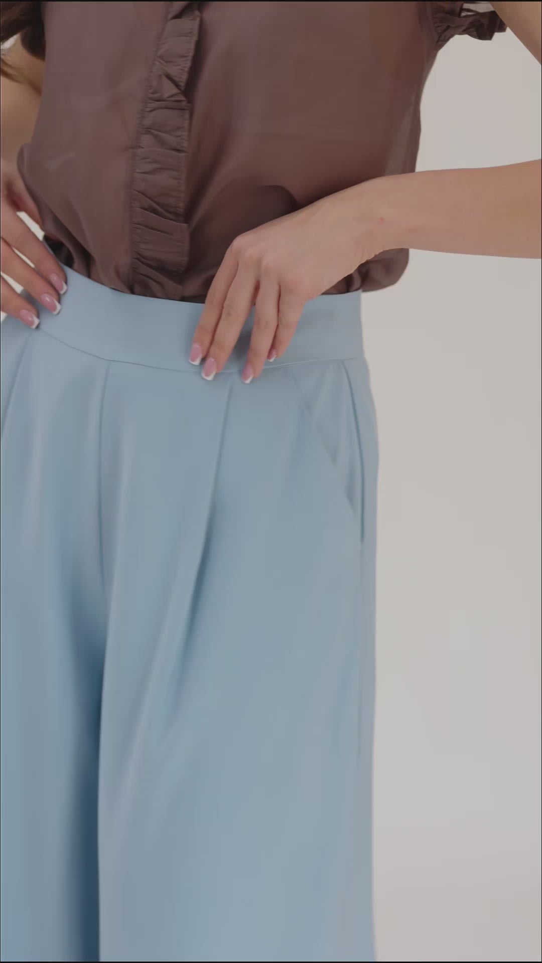 Wide trousers with pleats and a belt – an elegant viscose design