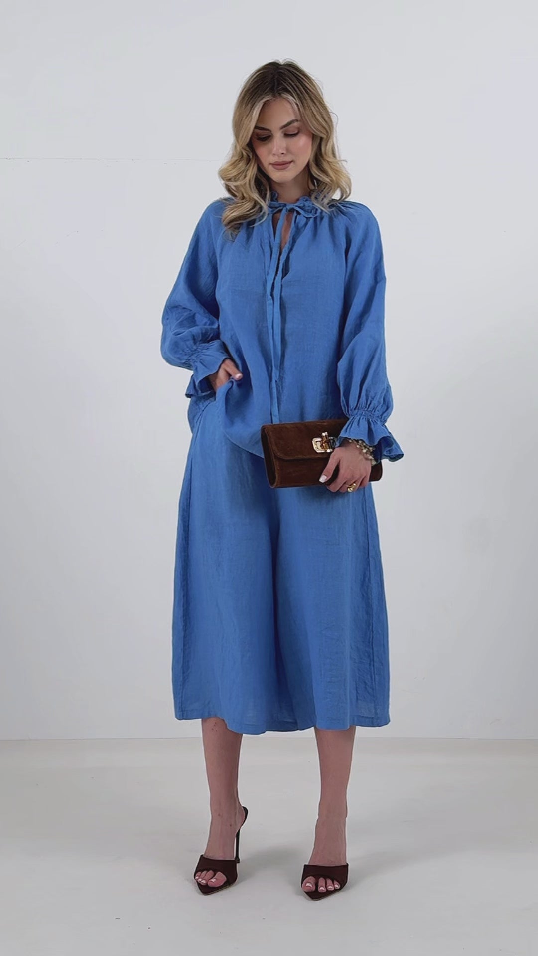 Lniana koszula z falbanką i marszczeniem – naturalna elegancja w stylu boho