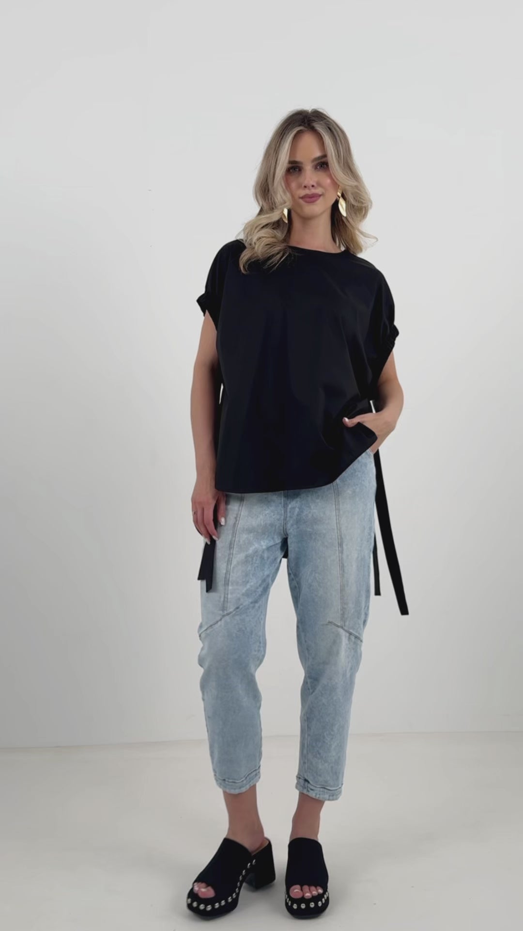 Asymetryczna bluzka oversize z wiązaniami – luźny krój i dekoracyjne detale